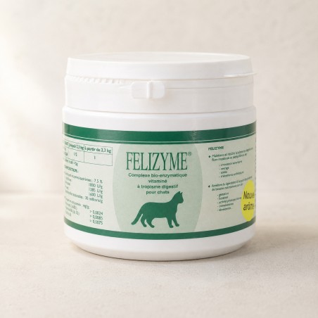 Boite de complement alimentaire Felizyme Ornis 180g en poudre pour chat, fond blanc casse, lumiere naturelle douce