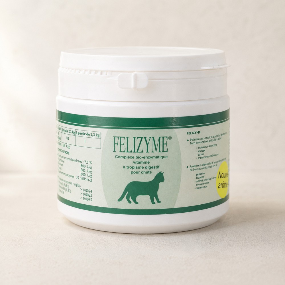 Boite de complement alimentaire Felizyme Ornis 180g en poudre pour chat, fond blanc casse, lumiere naturelle douce